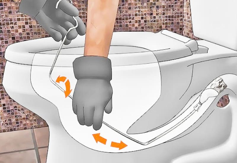 Cách thông bồn cầu khi bị tắc bằng móc quần áo