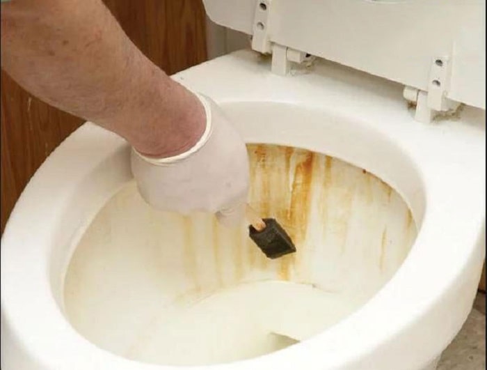 toilet-khong-duoc-ve-sinh-dinh-ky