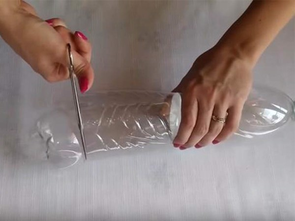 Cách thông bồn cầu bằng các sử dụng chai nhựa 