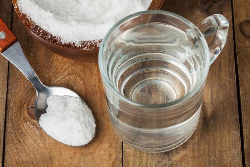 su-dung-nuoc-am-va-baking-soda-de-lam-nuoc-khu-mui-bon-cau